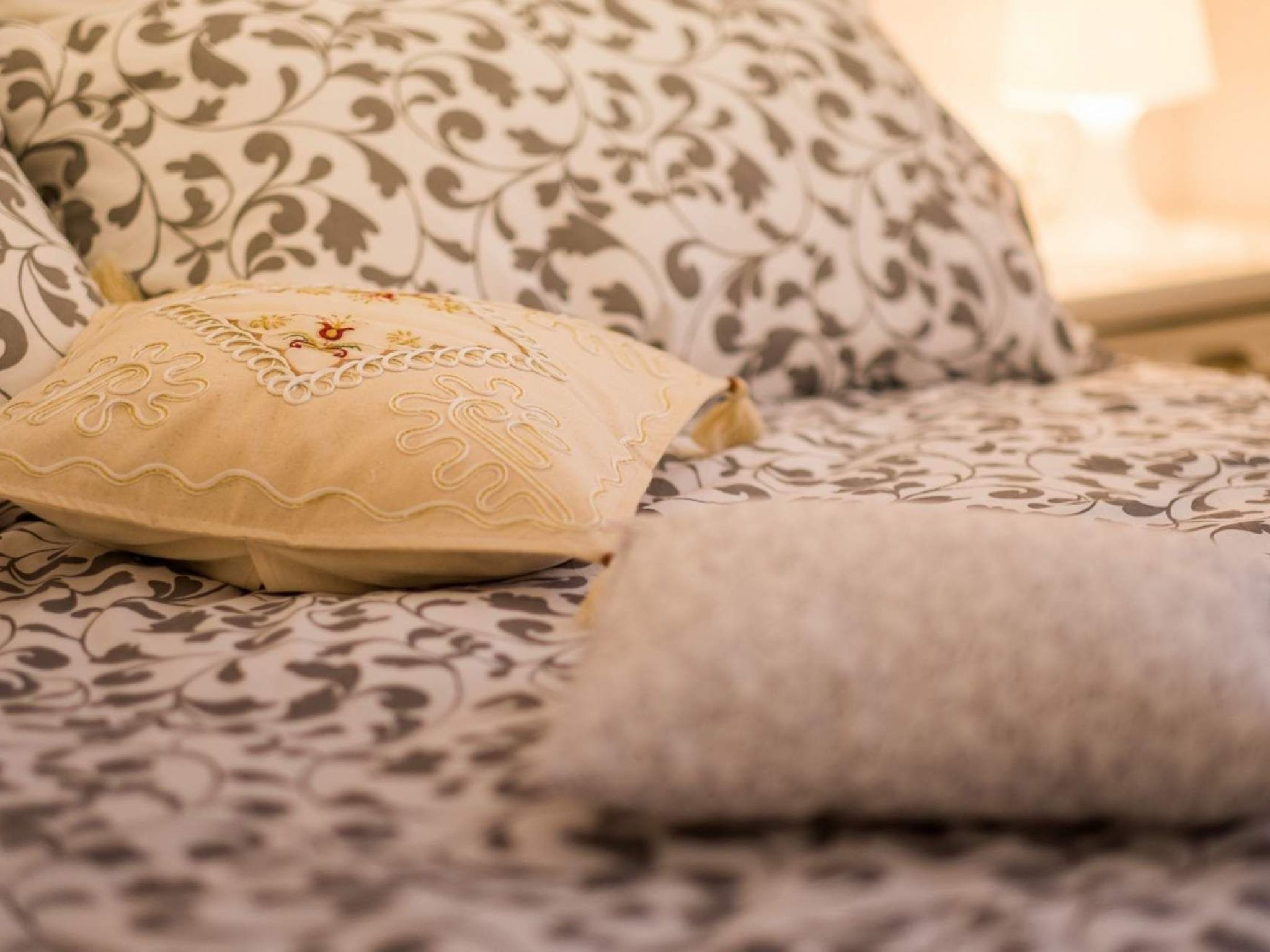 "Mela" mit Blick auf das Wasser-Image-tags.info