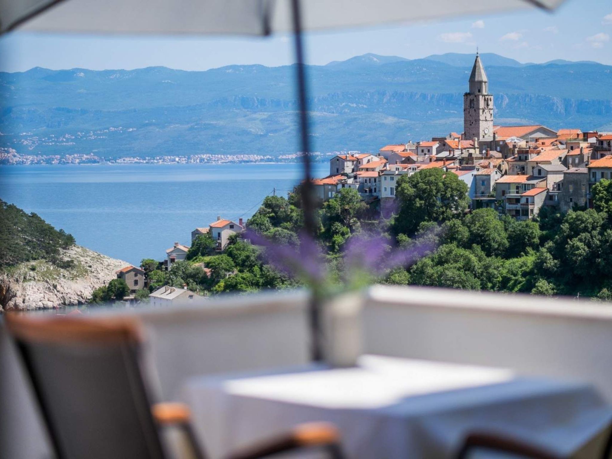 "Mela" mit Blick auf das Wasser-Image-tags.info