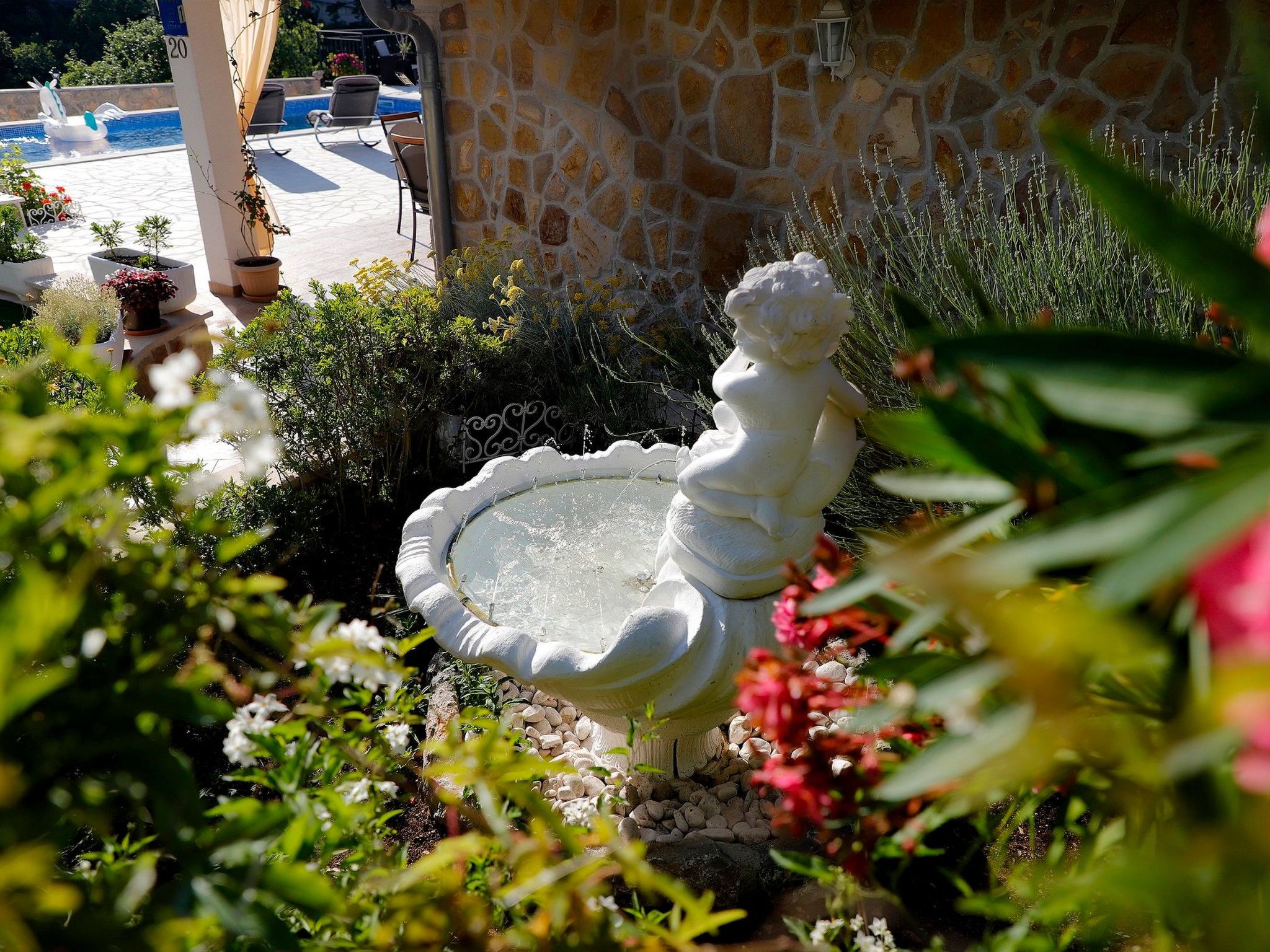 "Mela" mit Blick auf das Wasser-Image-tags.info