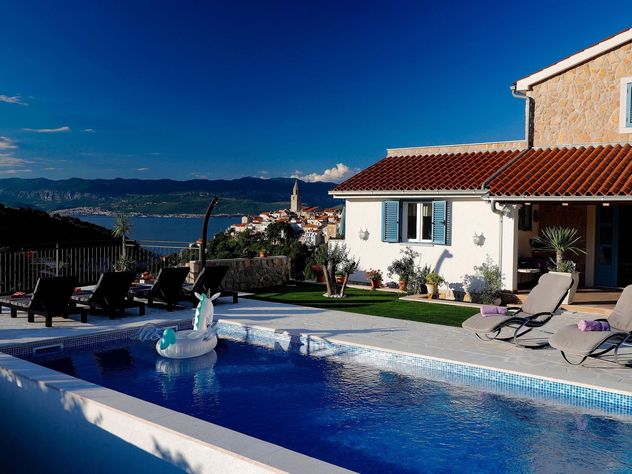 "Mela" mit Blick auf das Wasser-Image-tags.info