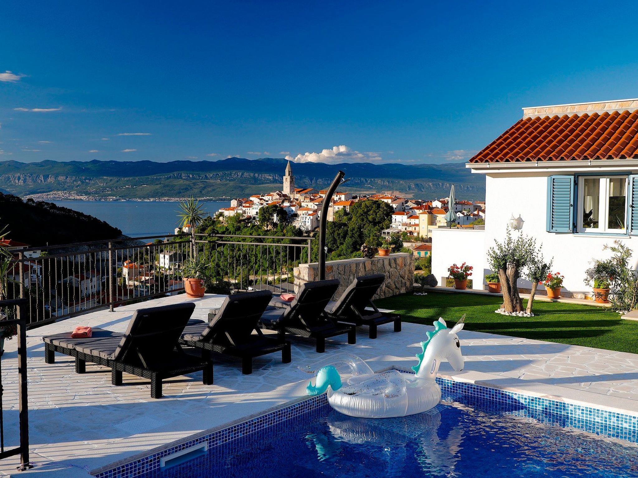 "Mela" mit Blick auf das Wasser-Image-tags.info