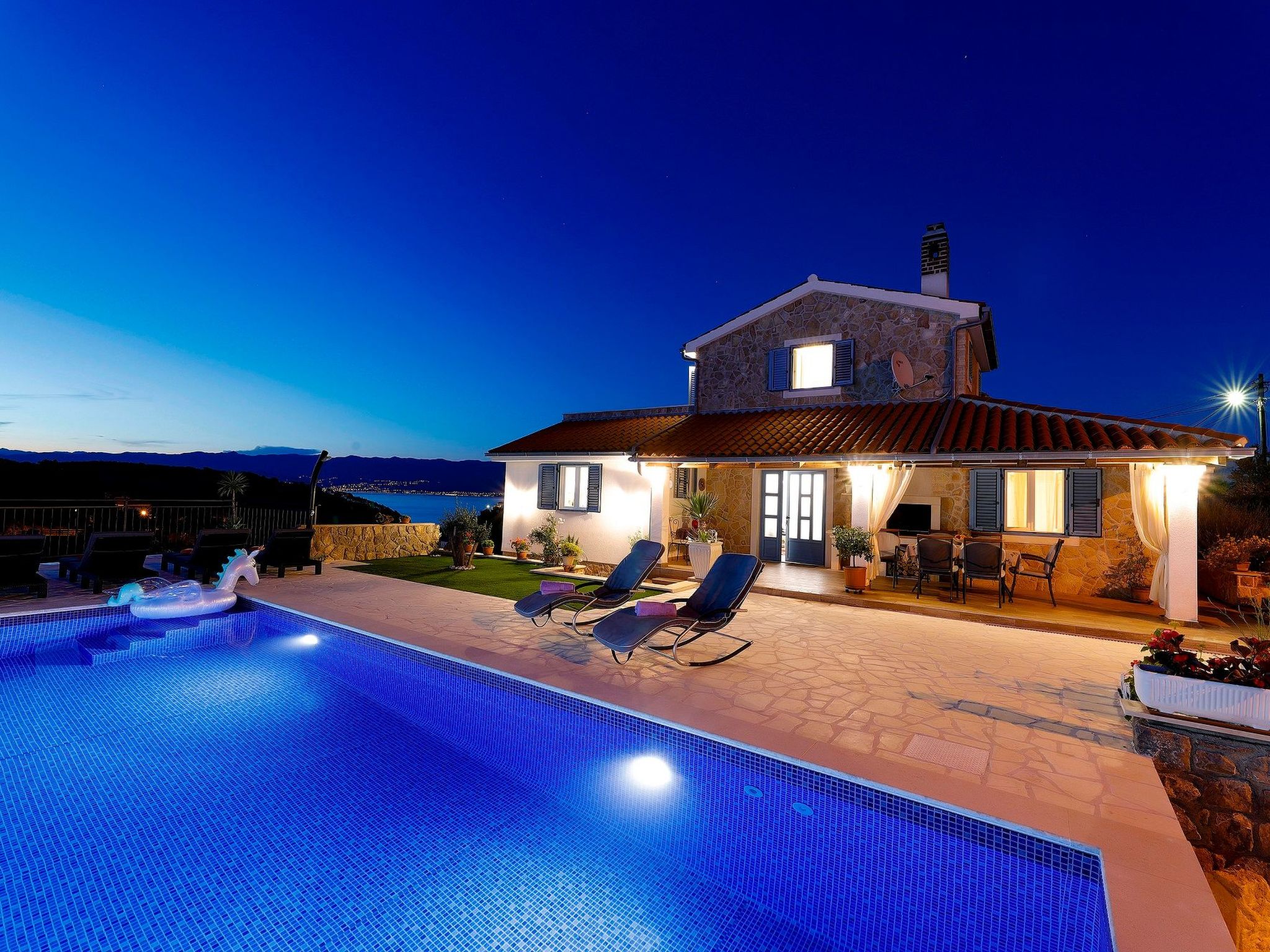 "Mela" mit Blick auf das Wasser-Image-tags.info