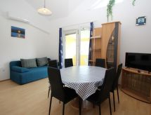 Appartement in Baška met zeezicht en groot overdekt balkon - thumbnail 1