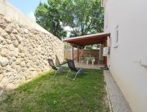 Compact studio-appartement met eigen terras op 300 meter van de zee in Baška - thumbnail 2