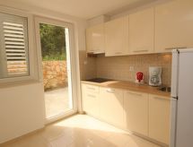 Comfortabel appartement met eigen terras in Baška, op 300 meter van zee - thumbnail 2