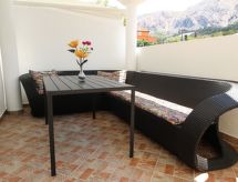 Knus appartement met eigen terras, 50 meter van zee in Baška - thumbnail 1