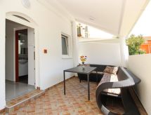 Knus appartement met eigen terras, 50 meter van zee in Baška - thumbnail 2