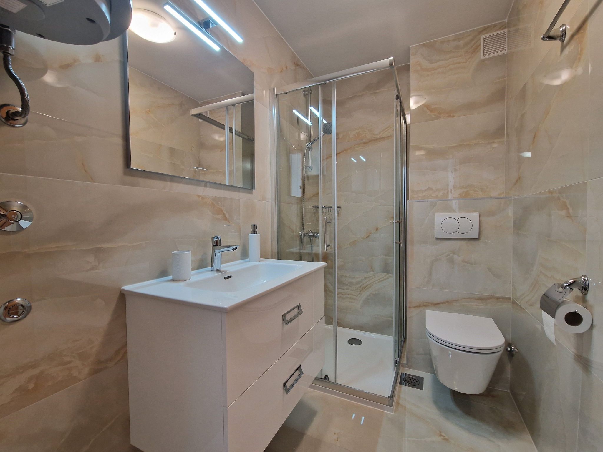 Photo of Modern eingerichtete Apartment ideal für junge Paaren im Zentrum von Baska