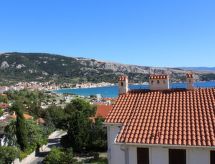 Vrijstaande vakantiewoning met eigen balkon op 350 meter van zee in Baška - thumbnail 1
