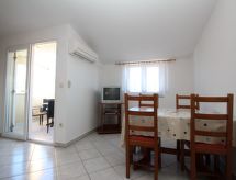 Vrijstaande vakantiewoning met eigen balkon op 350 meter van zee in Baška - thumbnail 2