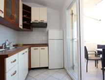 Vrijstaande vakantiewoning met eigen balkon op 350 meter van zee in Baška - thumbnail 3