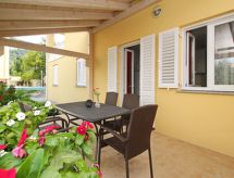 Luxe appartement op loopafstand van zee met zwembad in Baška, Krk - thumbnail 1