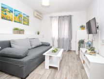 Knus appartement op loopafstand van zee in Baška, met eigen terras - thumbnail 2