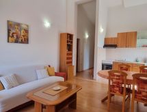 Vrijstaande vakantiewoning Baška, 300m van zee met eigen balkon - thumbnail 1