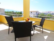 Compact appartement met balkon in Baška, vlakbij zee - thumbnail 2