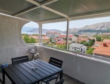 Vrijstaand appartement met balkon op 300m van het strand in Baška - thumbnail 1