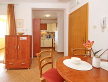 Comfortabel appartement in Baška met eigen balkon, vlakbij zee - thumbnail 2