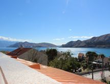 Vrijstaand vakantiehuis met eigen balkon op 150m van zee in Baška - thumbnail 1