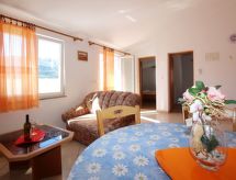 Vrijstaand vakantiehuis met eigen balkon op 150m van zee in Baška - thumbnail 2