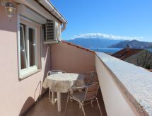 Vrijstaand vakantiehuis met eigen balkon op 150m van zee in Baška - thumbnail 4