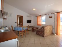 Vrijstaand vakantiehuis met eigen balkon op 150m van zee in Baška - thumbnail 5