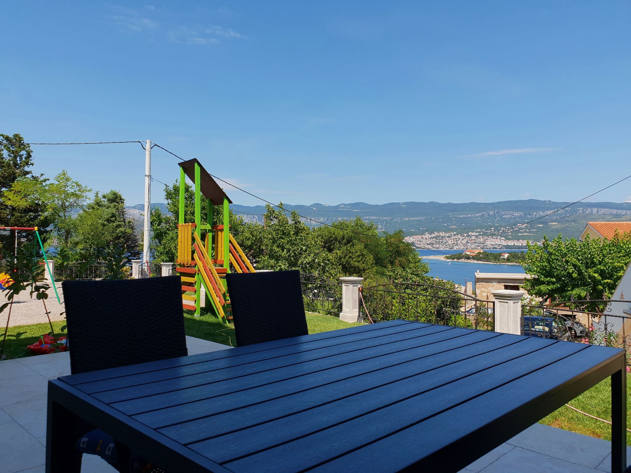 This charming flat is located on several floors: ground floor and 1st floor. On the 1st floor there are two bedrooms with double beds and sea views. The ground floor has a 15 m2 covered terrace with d..