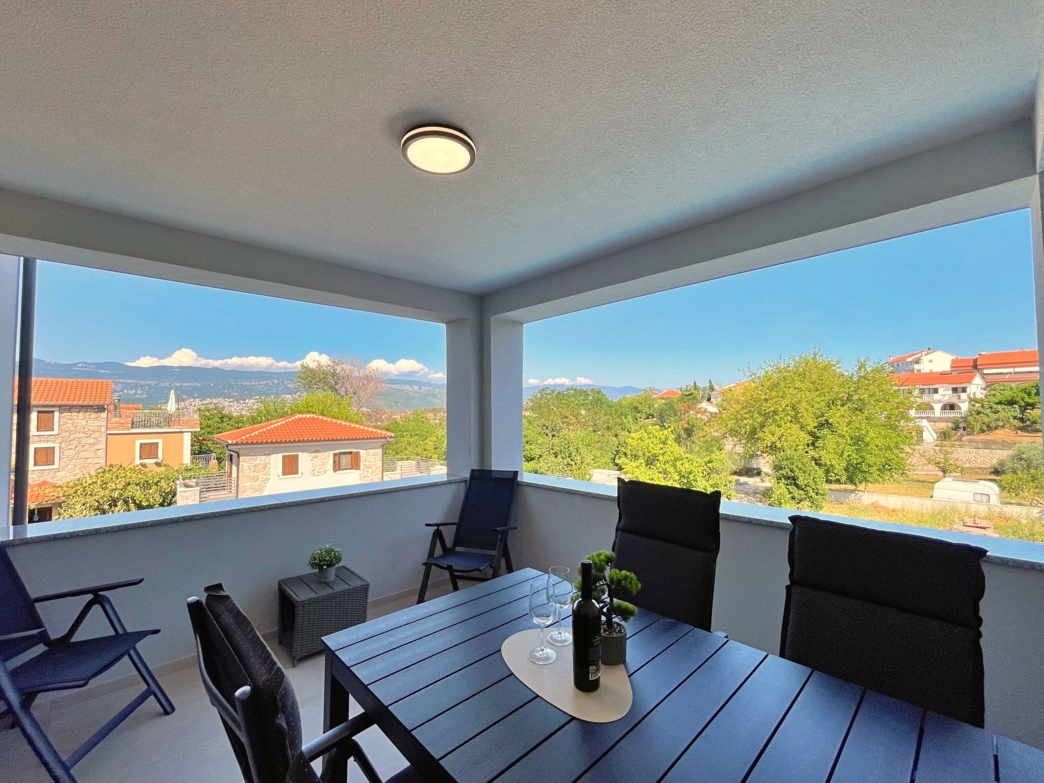 Discover our inviting holiday flat in Šilo, perfectly located in the picturesque Kvarner Bay, just a stone's throw from the sea. With space for up to six people in two bedrooms that can be darkened, ..