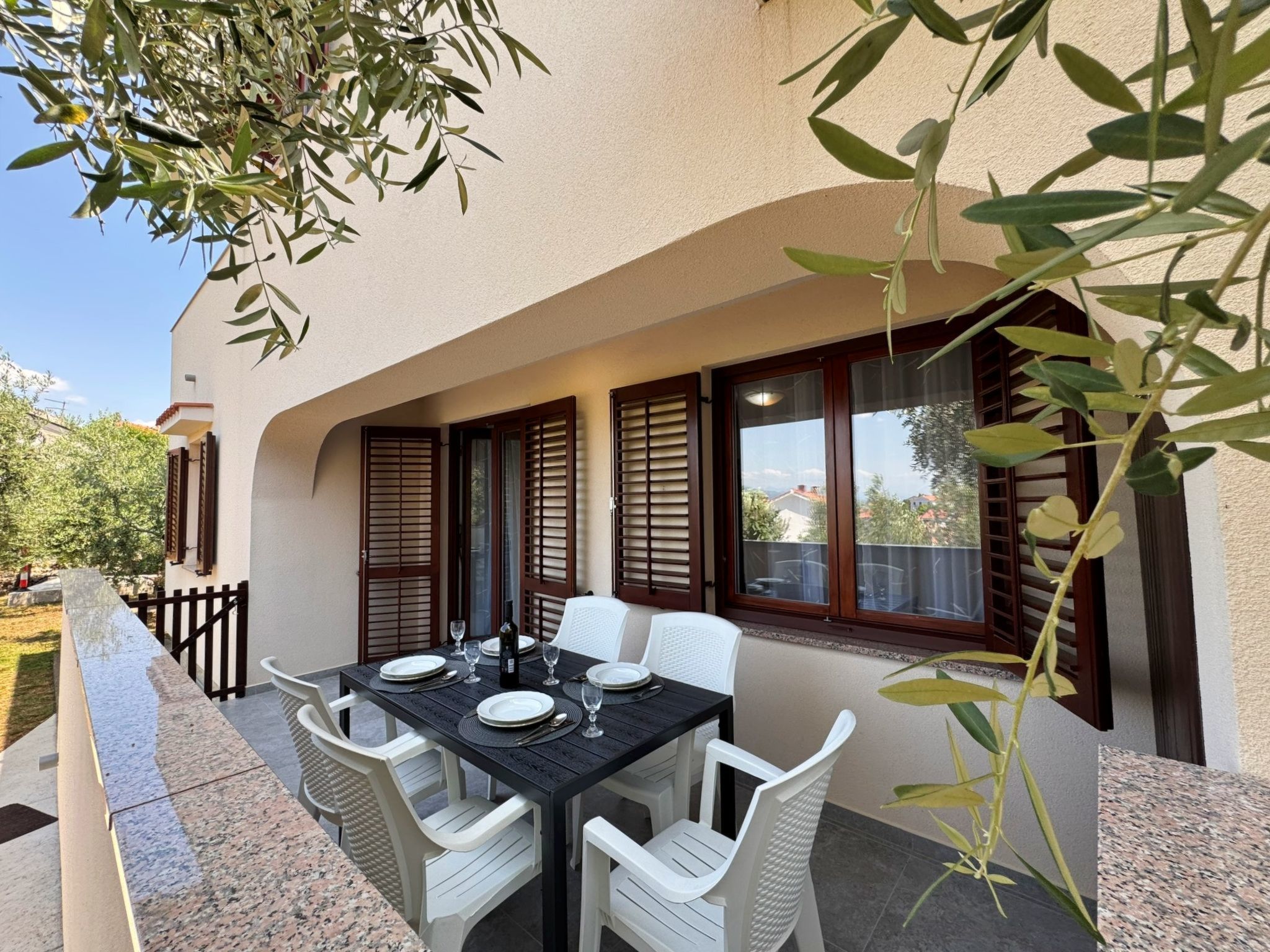 Enjoy a relaxing holiday just 320 m from the beach! This inviting two-bedroom flat has a 12 m2 terrace overlooking a green backyard, which is ideal for relaxing. One bedroom has a double bed, while th..