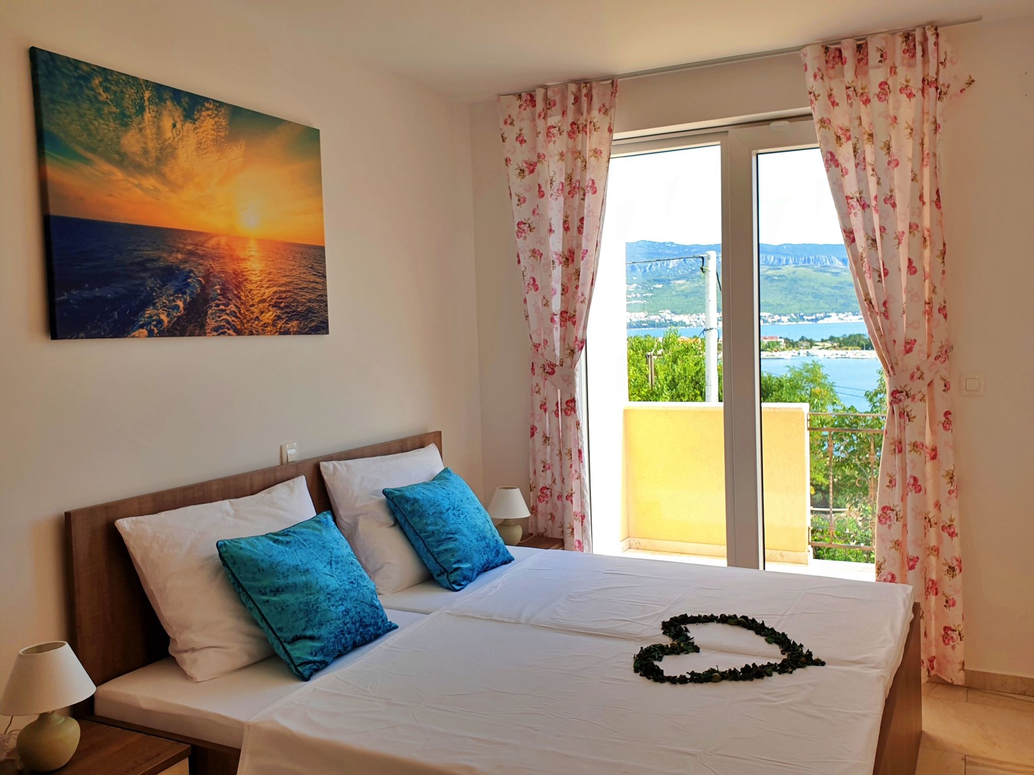 Dit mooie appartement is verdeeld over de begane grond en de eerste verdieping en heeft twee slaapkamers met tweepersoonsbedden en toegang tot het balkon (6 m2) met uitzicht op zee. De begane grond he..