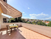 Appartement Dragica: Vrijstaand vakantiehuis op 250m van de Kvarner baai - thumbnail 1