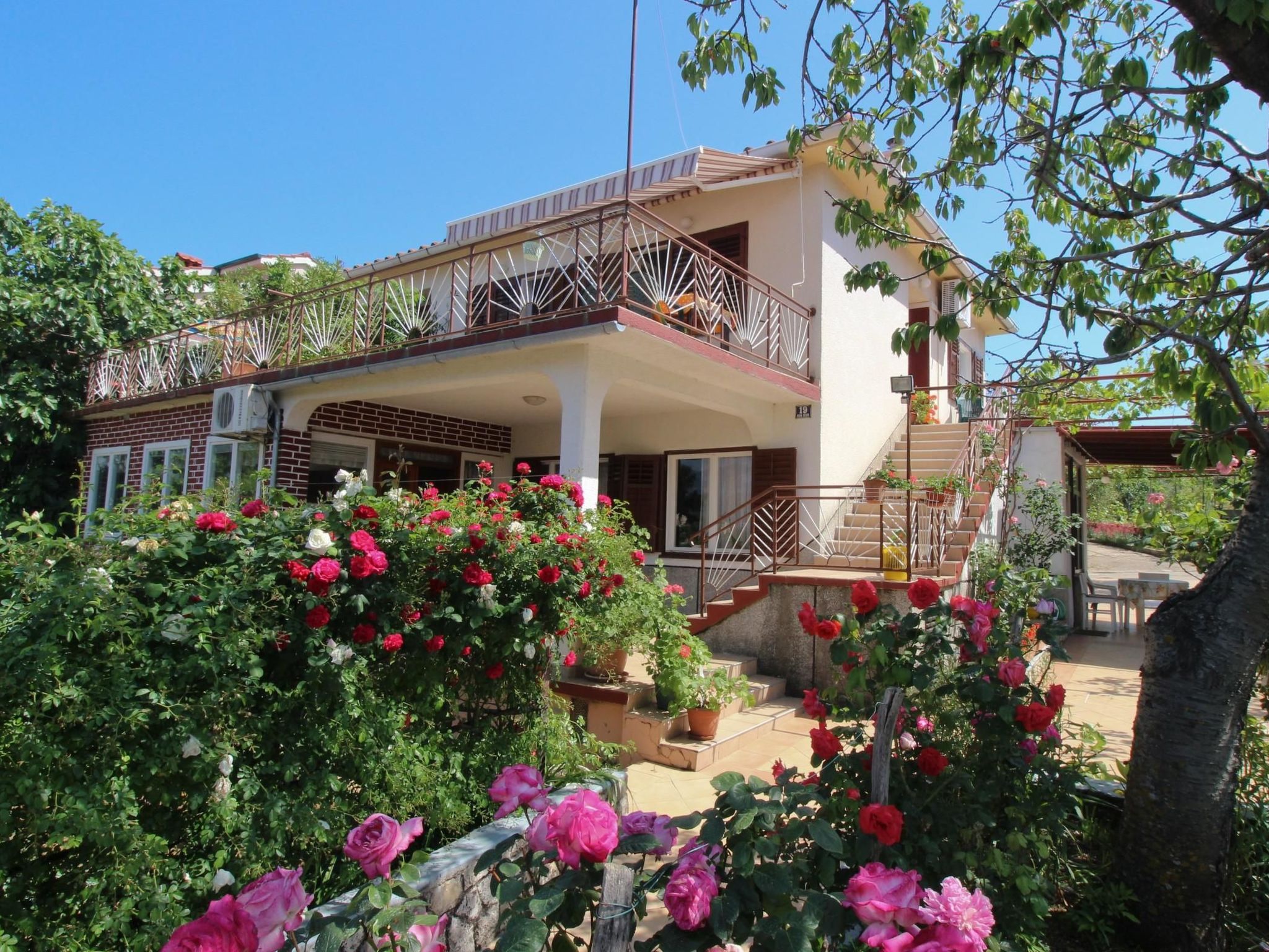 Spend your summer holiday in this charming flat in the picturesque fishing village of Šilo on the island of Krk. This cosy accommodation is ideal for 4 guests and offers comfort and relaxation in an ..