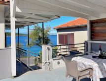 Appartement Gorisek: Vrijstaand verblijf met panoramisch zeezicht op 20 meter van het strand - thumbnail 2