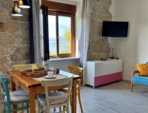 Appartement Gorisek: Vrijstaand verblijf met panoramisch zeezicht op 20 meter van het strand - thumbnail 5