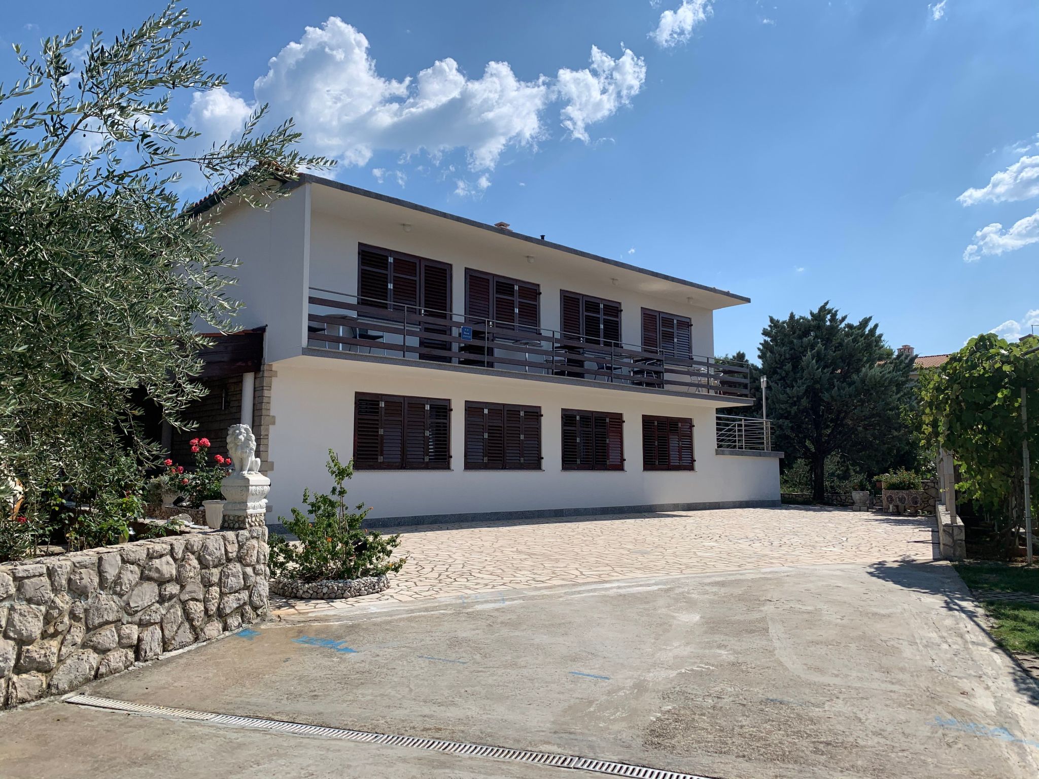 Discover the perfect accommodation for your next holiday in Šilo, right in the heart of Kvarner Bay. This charming ground floor flat sleeps up to 7 people and is ideally located just steps away from ..