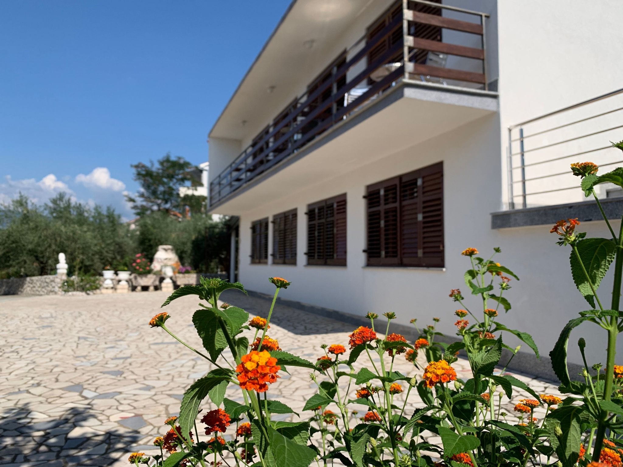 Discover your perfect holiday destination in the picturesque Kvarner Bay: an inviting holiday flat in Šilo, ideal for up to 8 people. With its prime location just a few steps from the crystal-clear s..
