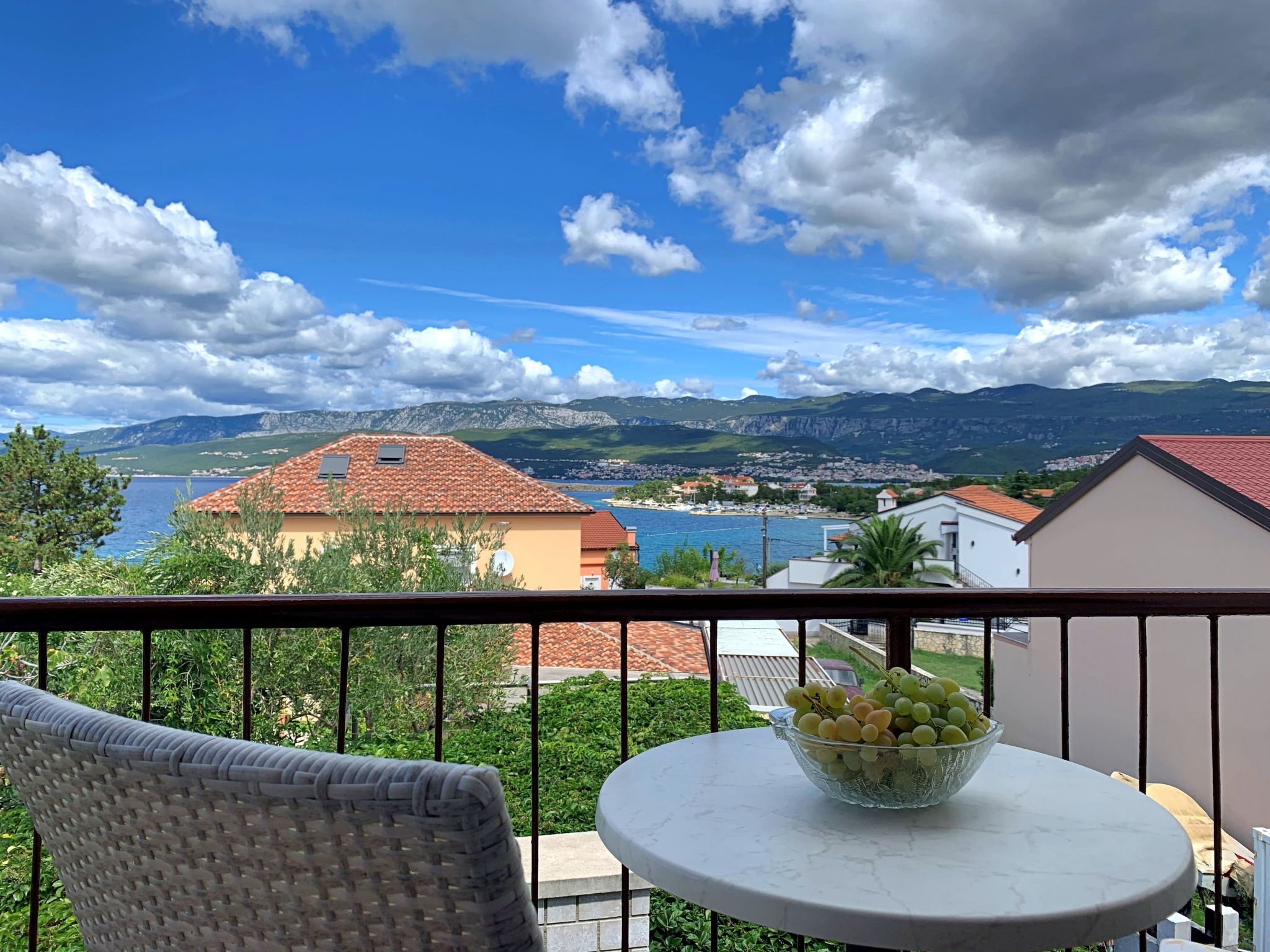 Discover the perfect destination for your next getaway in Šilo on the picturesque Kvarner Bay. This charming first-floor holiday flat is an oasis of peace, just 150 metres from the crystal-clear sea ..