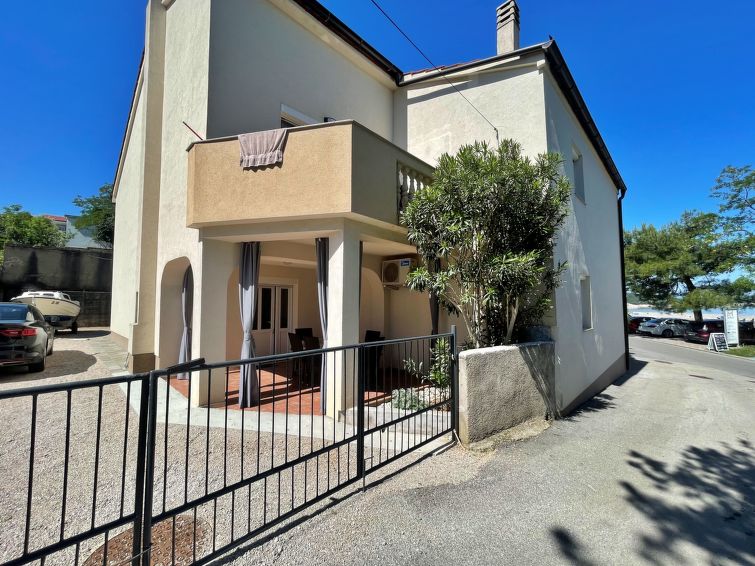Centraal gelegen vrijstaand appartement aan zee in Polje in Polje