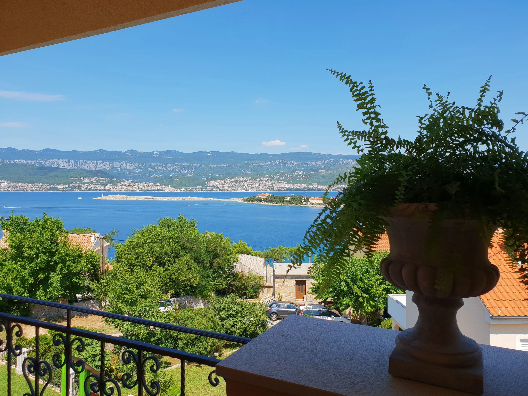 Welcome to your ideal holiday oasis in Šilo on the picturesque Kvarner Bay - an inviting attic flat, perfectly tailored to the needs of up to 4 people. Here, cosiness and an excellent location combin..