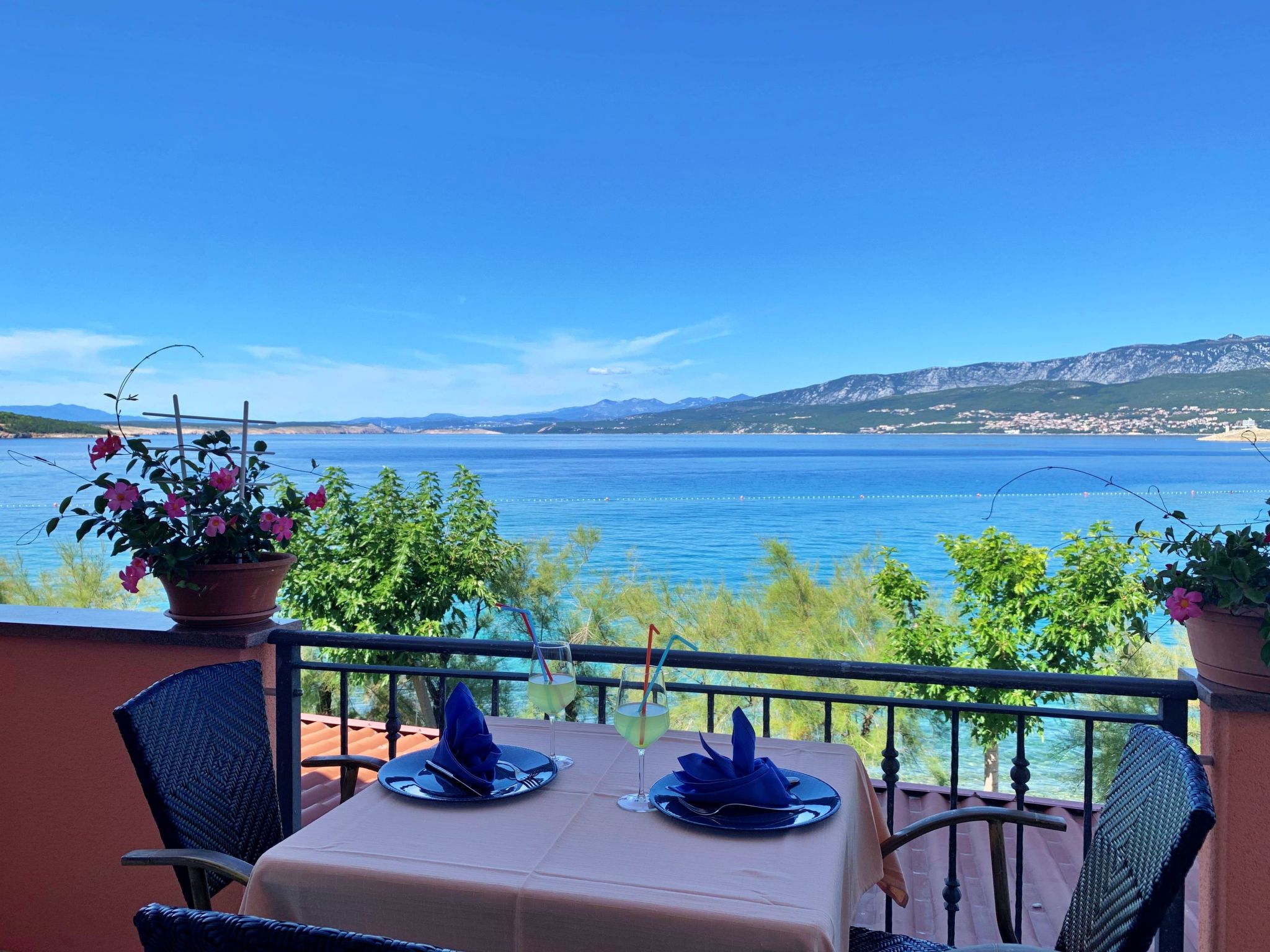 This charming first-floor flat is ideal for a relaxing holiday, just 35 metres from the sea and the sandy beach. Enjoy the breathtaking panoramic sea view from the 6 m2 private balcony - the perfect p..