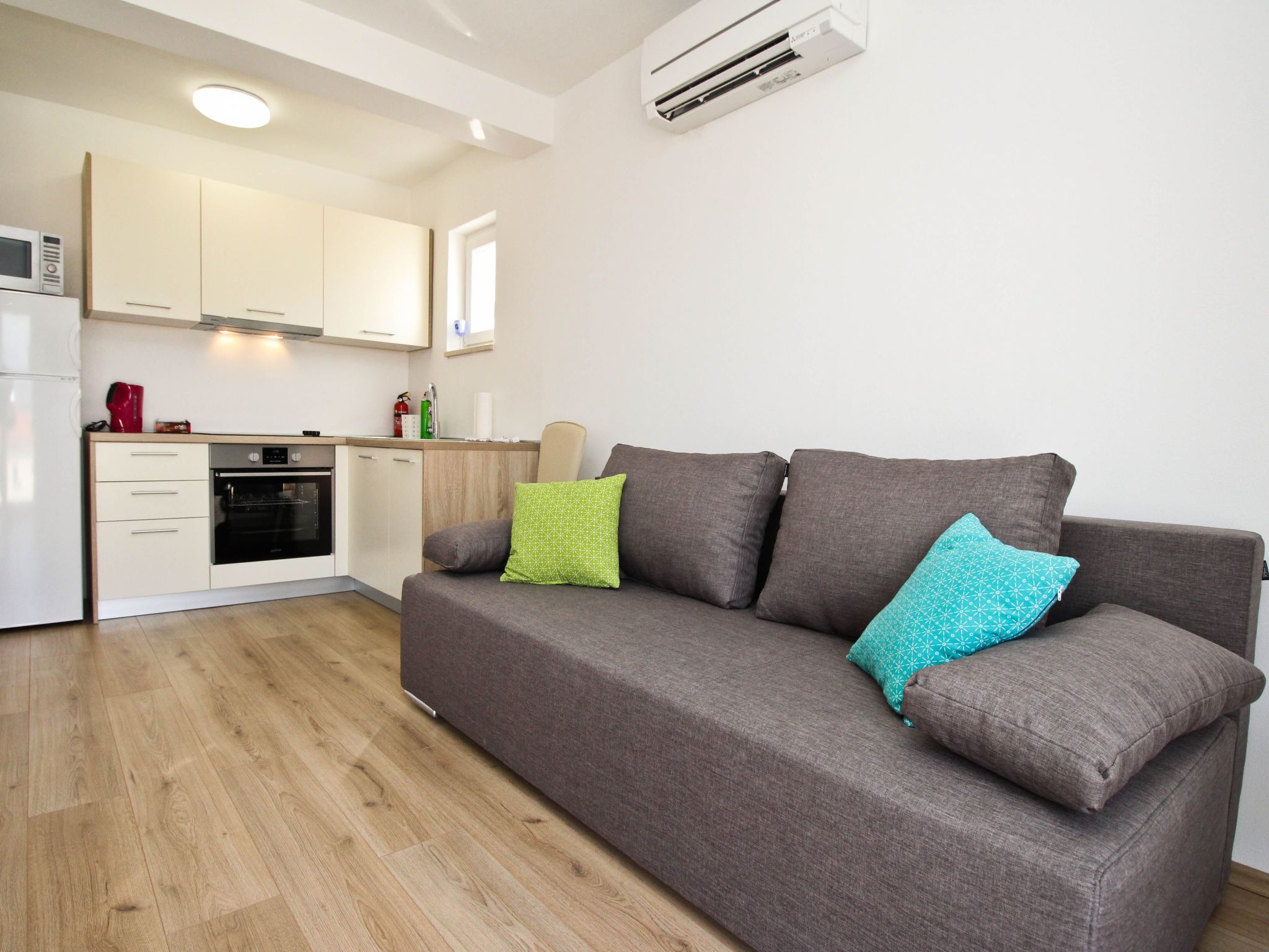 Just 60 metres from the sandy beach and 260 metres from the town centre, this flat is ideal for families or groups of 5-6 people. The flat is located on the 1st floor and has two air-conditioned bedro..