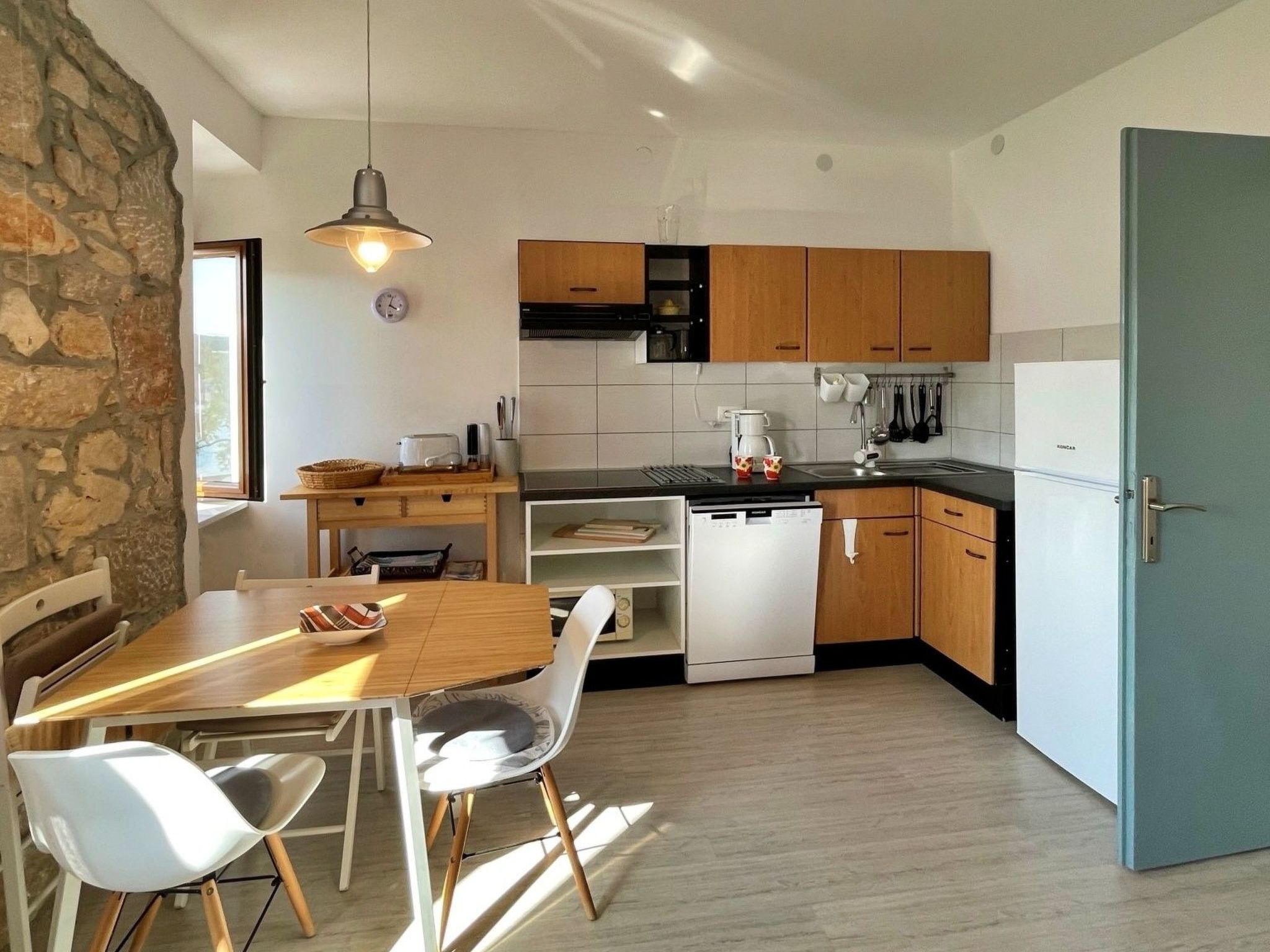 Geniet van een ontspannen zomervakantie in dit charmante appartement aan zee, dat ideaal is voor maximaal 4 personen. Het heeft een slaapkamer met een tweepersoonsbed en een slaapbank voor twee person..