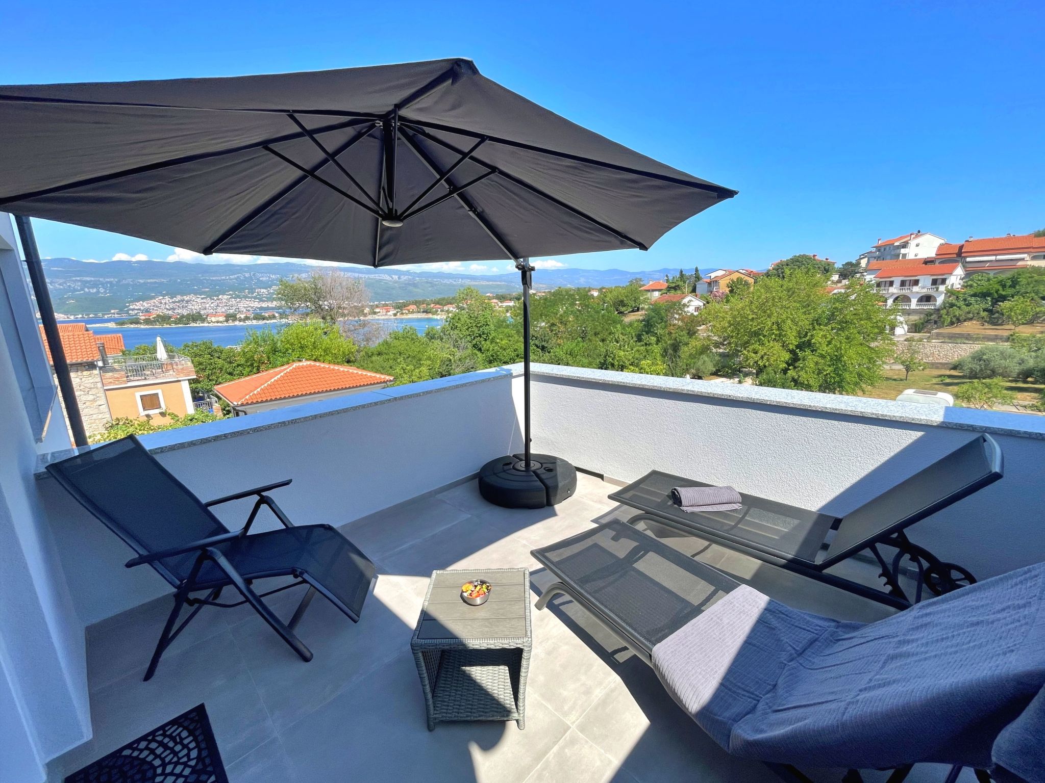 Discover your ideal holiday destination in Šilo, perfectly located in the picturesque Kvarner Bay. This inviting holiday flat, designed for up to 6 guests, is an excellent choice for anyone looking f..