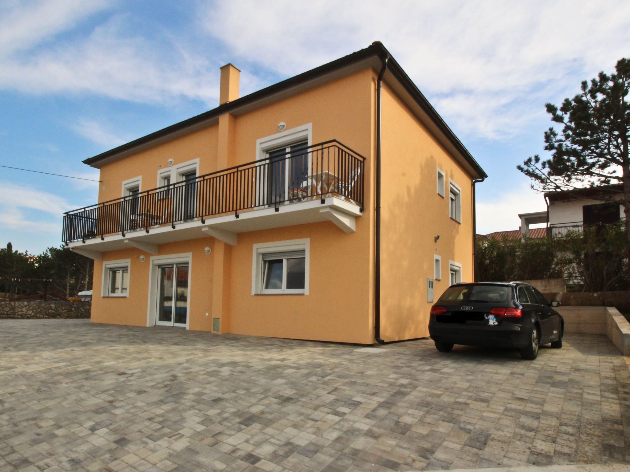 Just 60 metres from the sandy beach and 260 metres from the town centre, this cosy flat is ideal for families or groups of 3-4 people. The flat is located on the 1st floor and has an air-conditioned b..