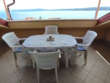 Vrijstaande vakantievilla vlakbij zee in Crikvenica met overdekt terras - thumbnail 3