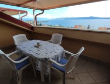 Vrijstaande vakantievilla vlakbij zee in Crikvenica met overdekt terras - thumbnail 1