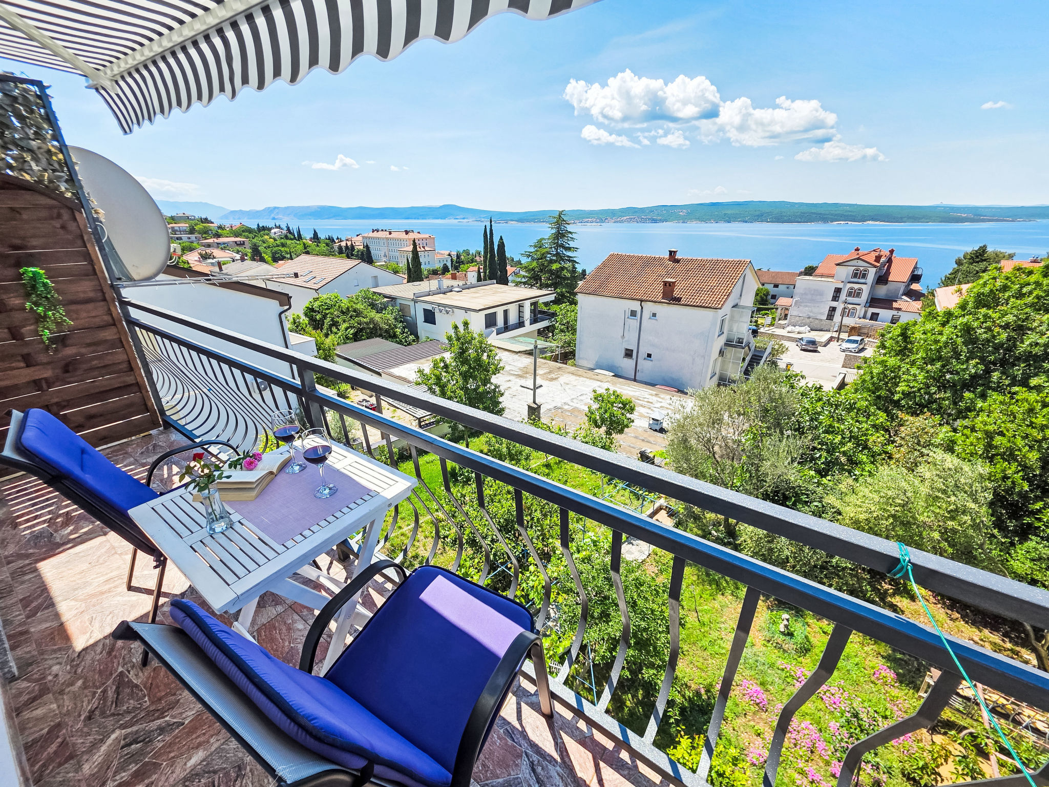 Appartement mit Balkon und Meerblick