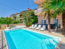 Ruim appartement met privézwembad en uitzicht op zee in Crikvenica - thumbnail 2