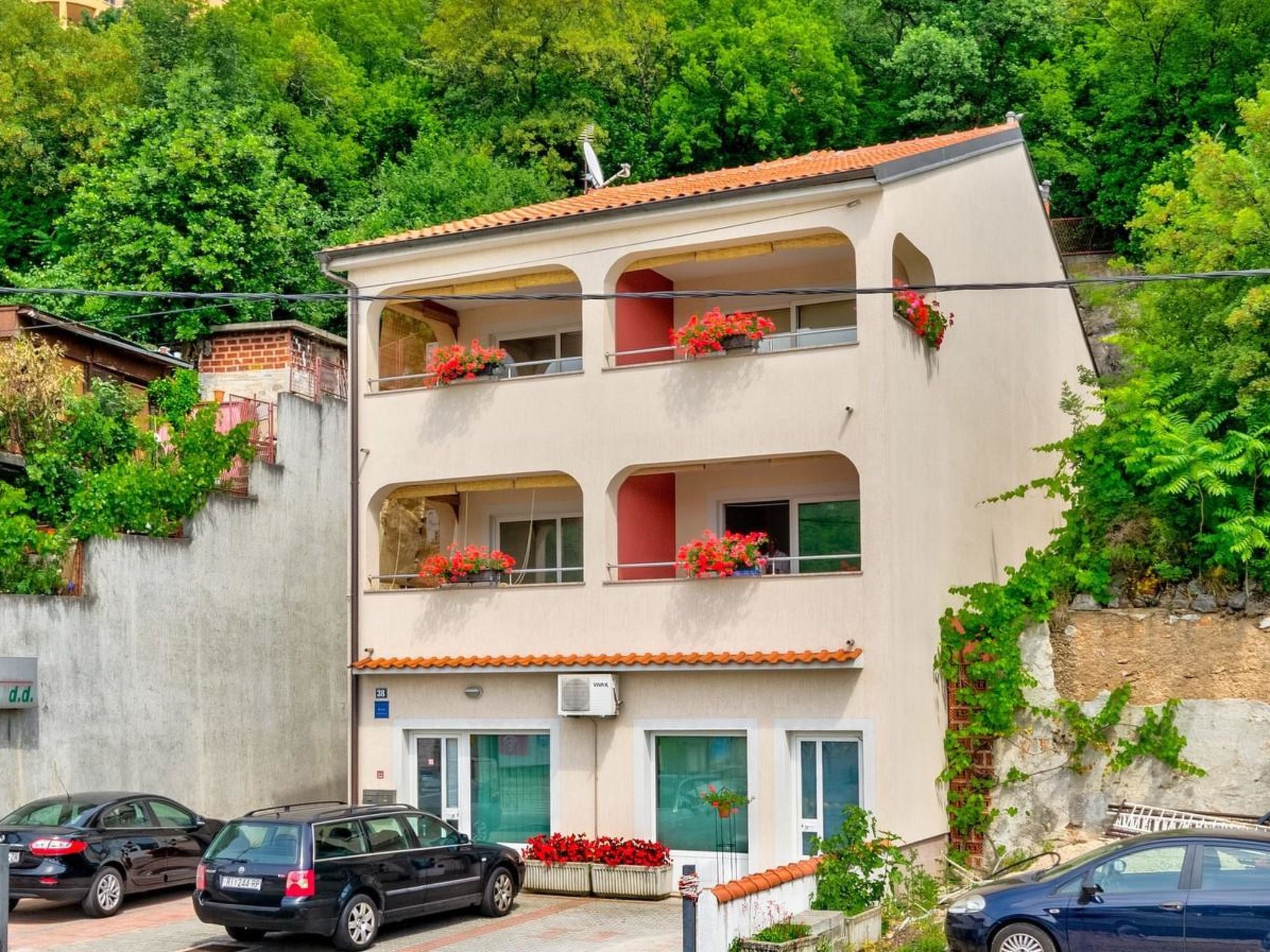 Photo of LAURA 3 / HR-05492-03