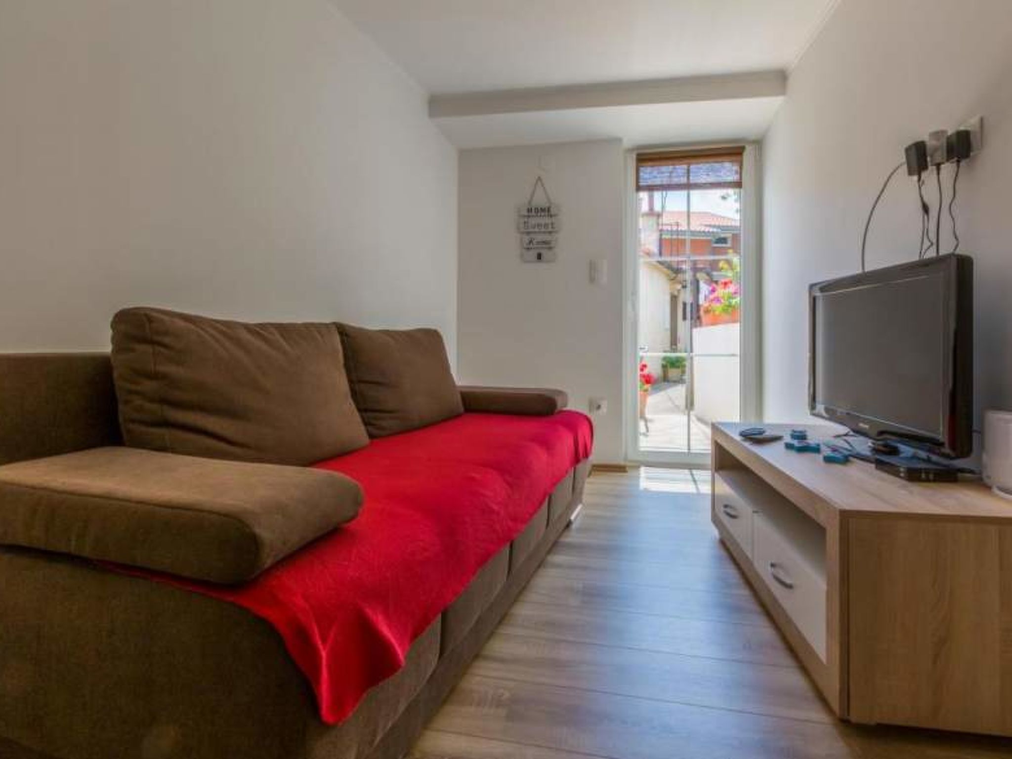 Photo of NONA / HR-09892-01