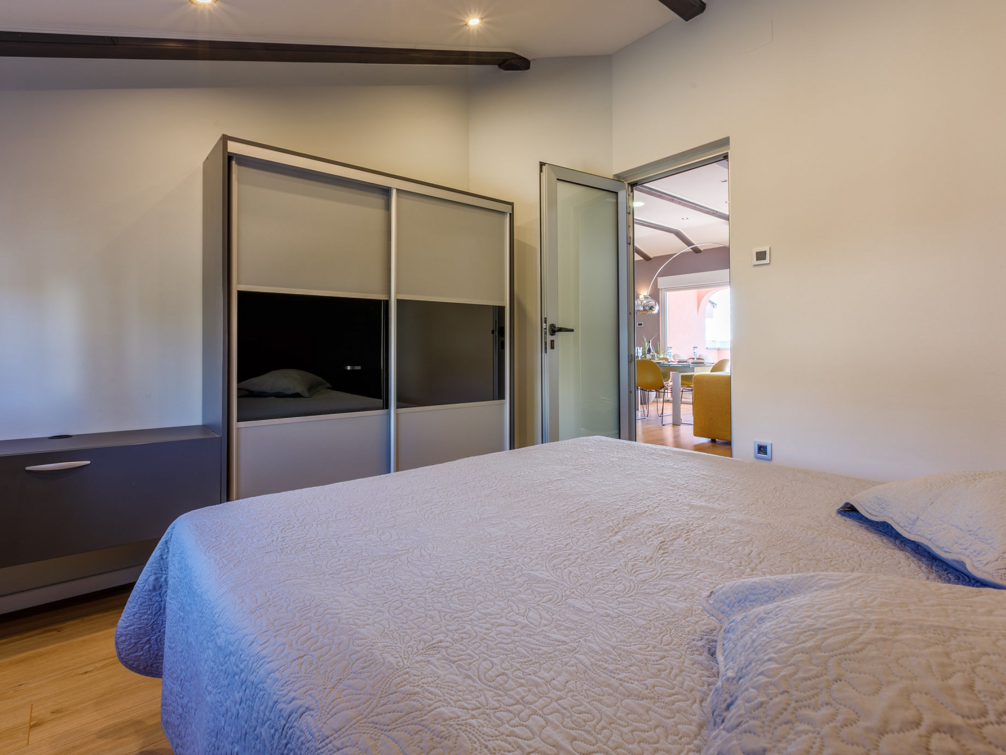 Photo of RED PARADISE / HR-10657-01